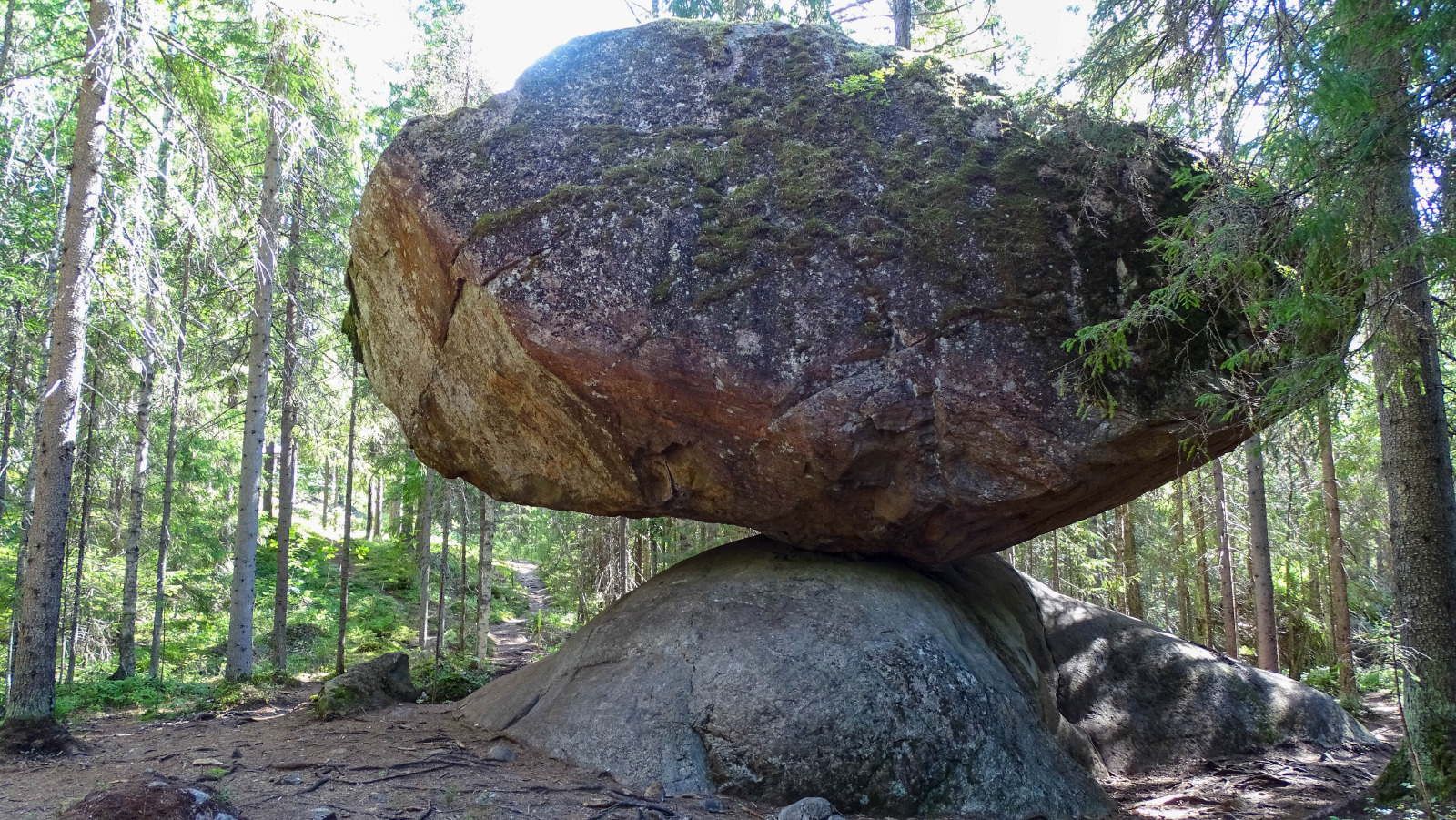 Kummakivi, valtava siirtolohkare tasapainossa pienemmän kiven päällä Ruokolahdella.
