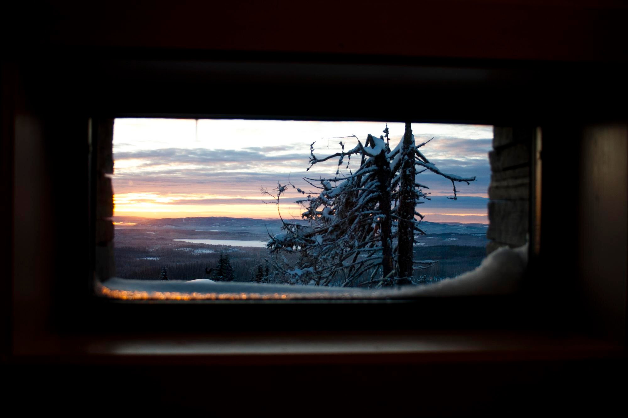 Suomen kaunis järvimaisema junan ikkunasta