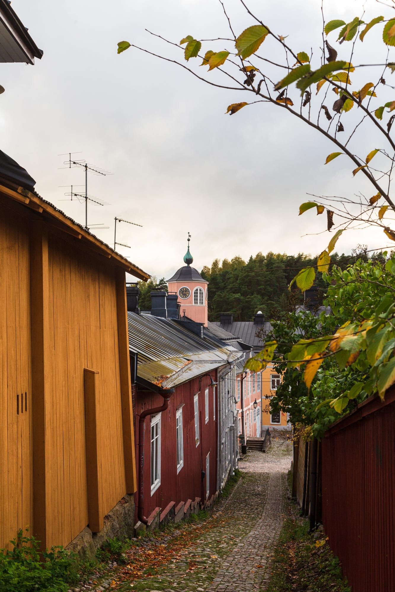 Kesäinen puutalokatu suomalaisessa pikkukaupungissa budjettimatkailijan näkökulmasta