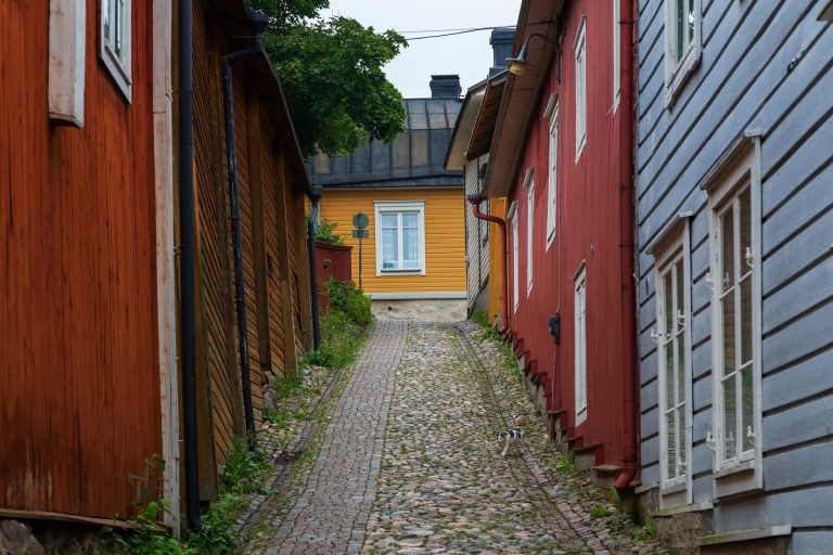 Halvat pikkukaupunkireissut: opas aitoon Suomeen